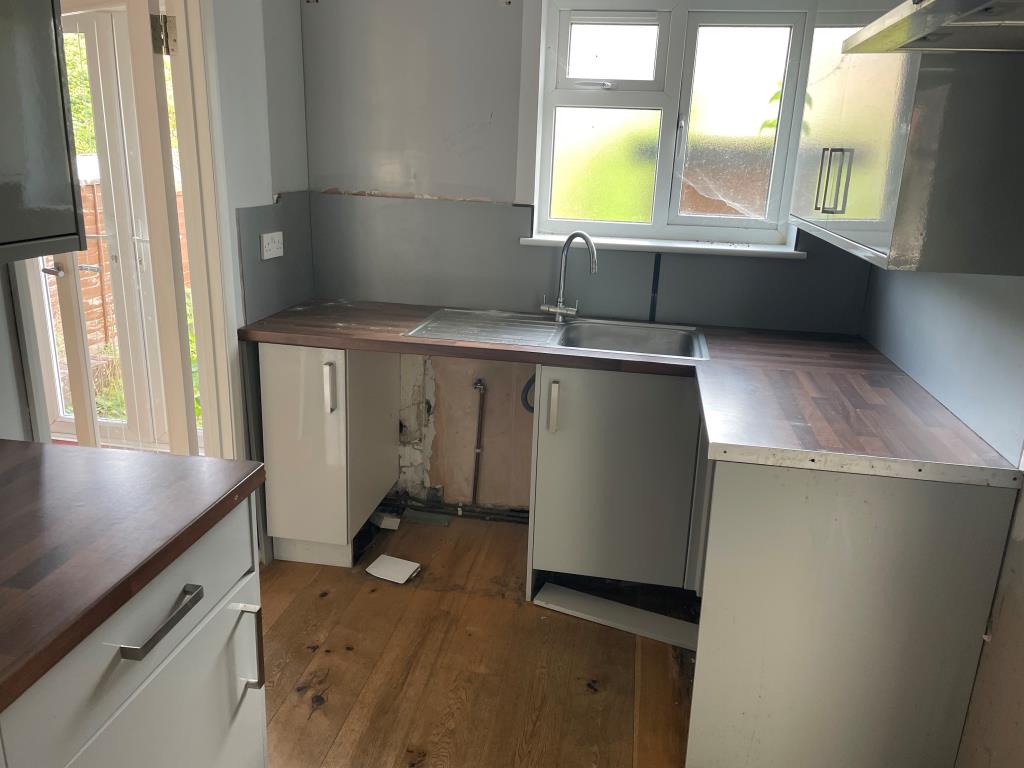 Lot: 65 - SEMI-DETACHED HOUSE WITH GARDEN AND DRIVEWAY - Rear kitchen with fitted units
